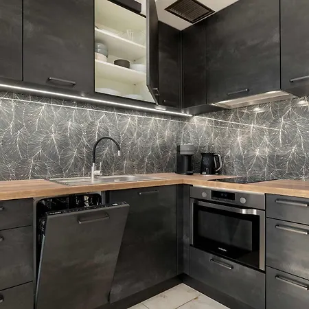 Komfortowy Z Prywatnym Ogródkiem I Parkingiem W Bielsko-białej By Renters Apartament